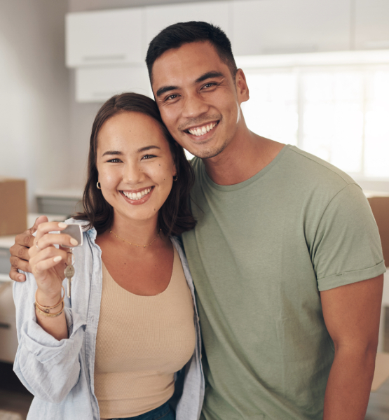 Happy couple with keys to new home.